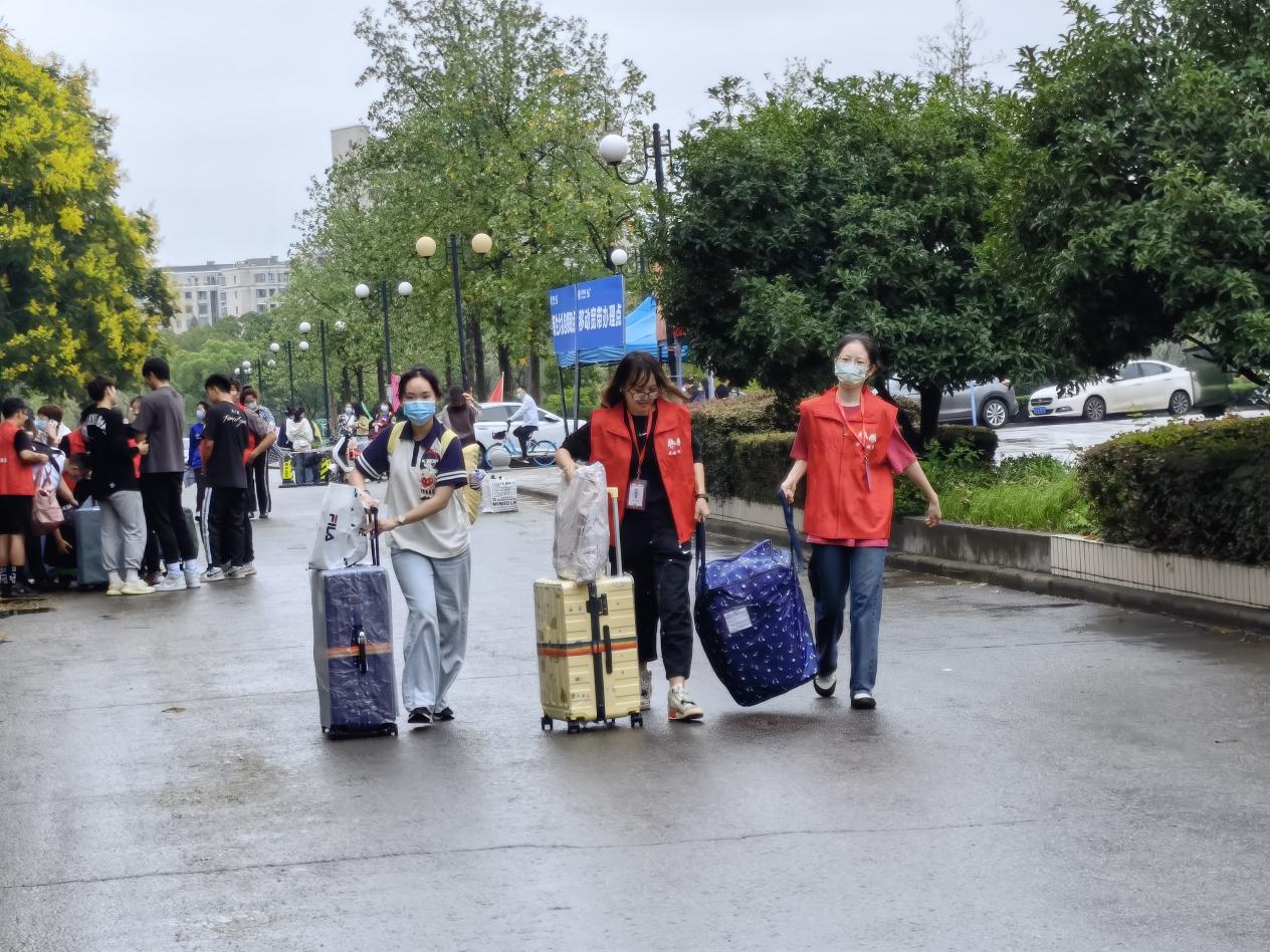 色情直播
志愿者帮新生搬运行李