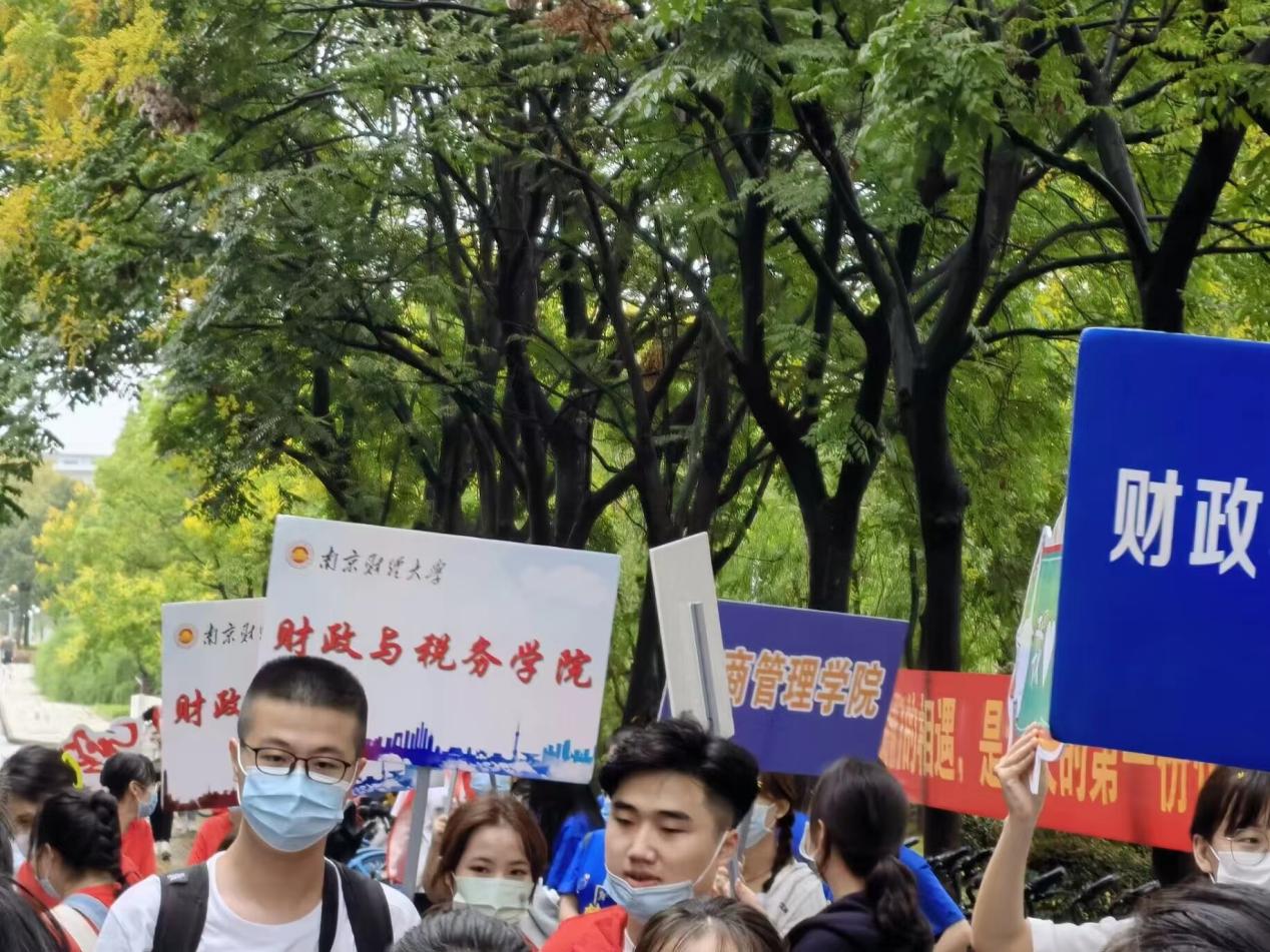 色情直播
志愿者迎接新生