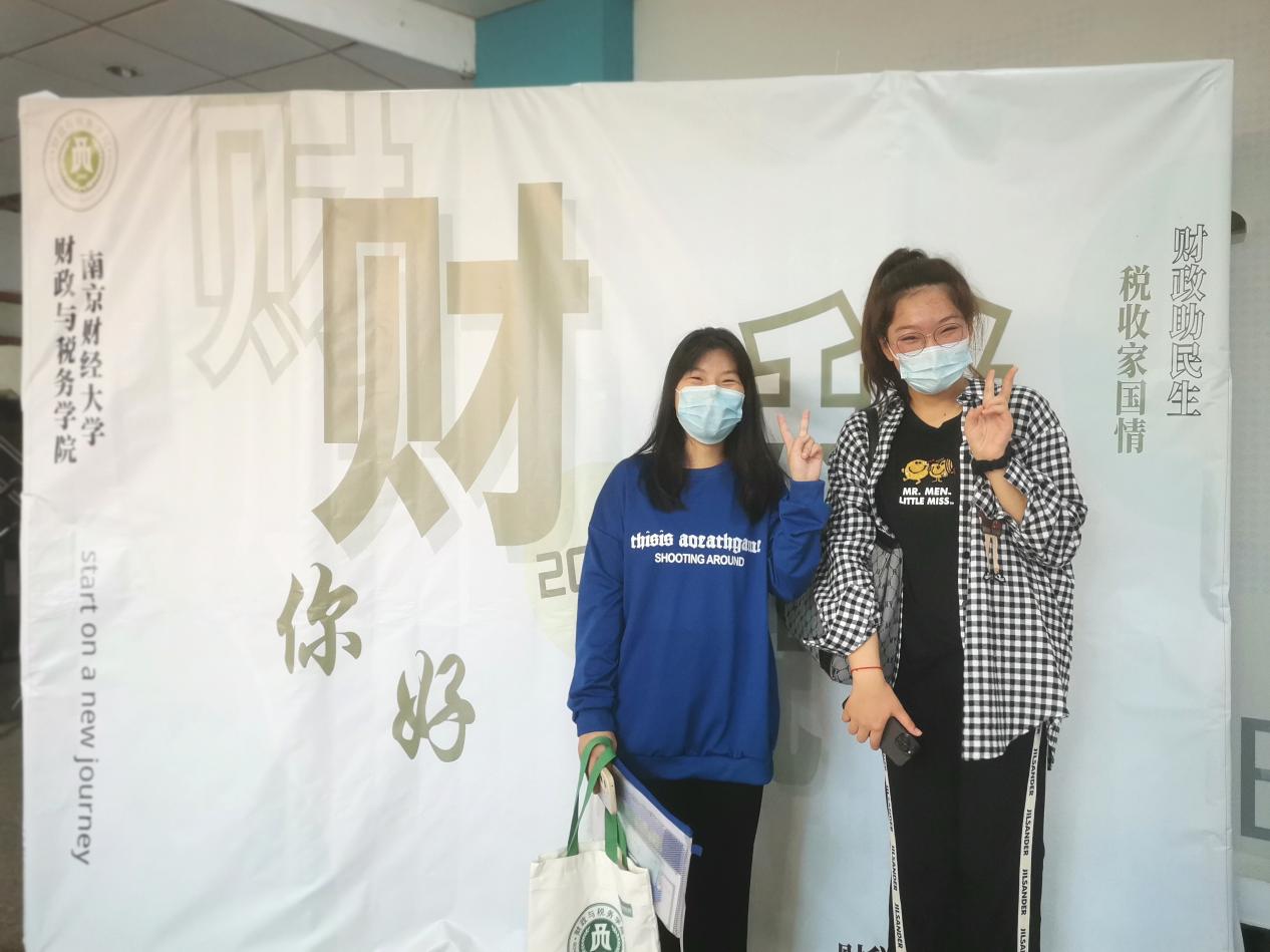 色情直播
新生拿到礼物后合影